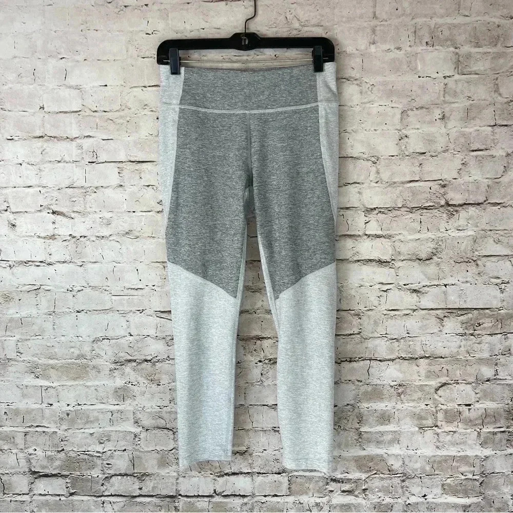 Outdoor Voices Women's Medium 3/4 Warmup Leggings Gray Stretch Yoga Active M - Picture 2 of 10